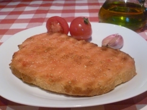 Brot mit tomatenaufstrich